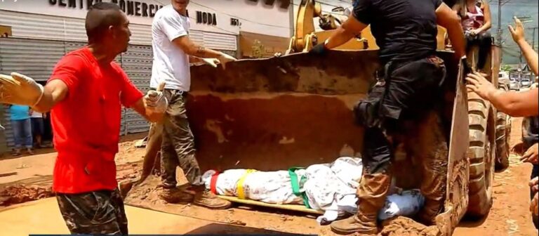Idosa de 100 anos é resgatada por retroescavadeira em Petrópolis