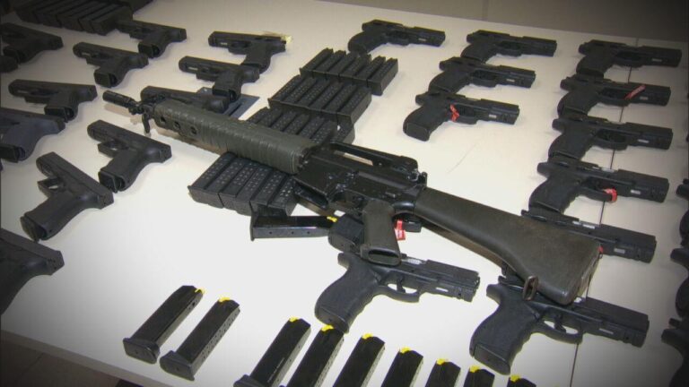 Armas compradas legalmente são desviadas para as mãos de criminosos