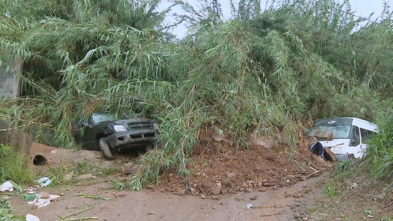 Temporal derruba muro, causa deslizamento e deixa carros soterrados no DF