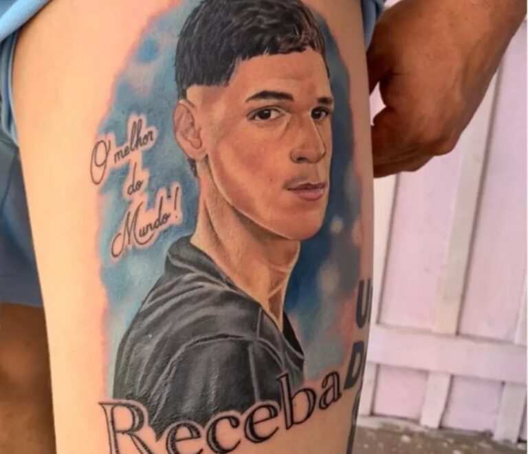 Fã de Luva de Pedreiro tatua rosto do influencer na perna