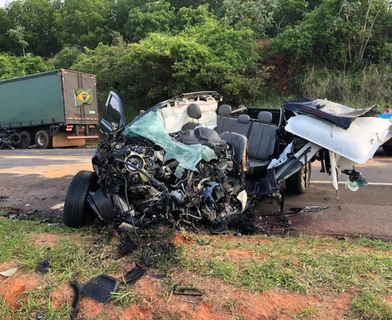 Acidente entre caminhão e caminhonete deixa duas vítimas fatais e uma em estado grave
