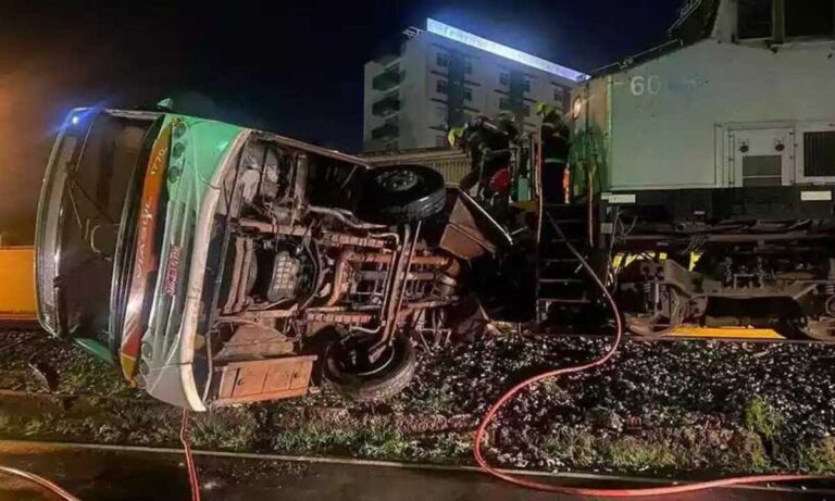 Trem arrasta ônibus por 100 metros e adolescente sofre traumatismo craniano