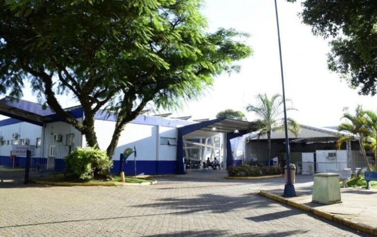 Criança morre após ser atropelada por carro empurrado pelo pai