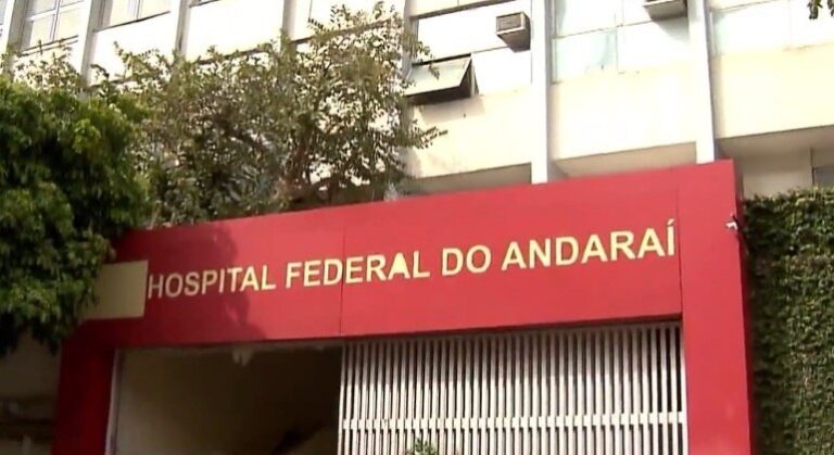 Médico flagrado dormindo é preso por omissão de socorro após morte de paciente no Rio