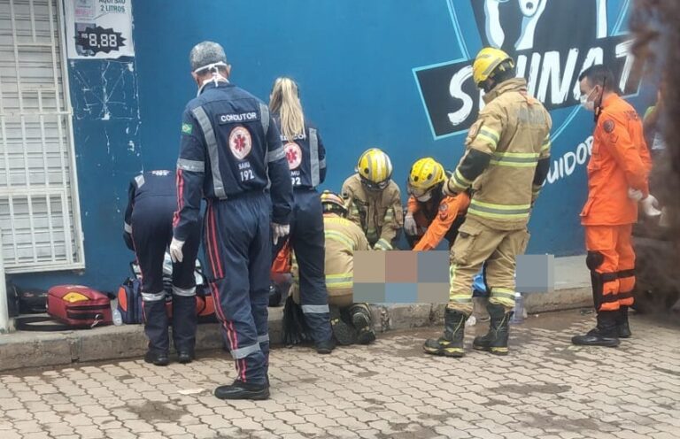 Vídeo: Homem é atingido por rajadas de tiros dentro de carro na Estrutural