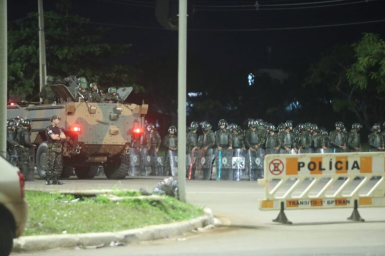 Vídeo: Em carros blindados, Exército impede PMDF de agir contra bolsonaristas em QG de Brasília