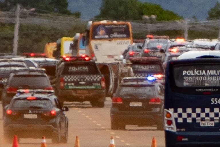 Comboio com 50 ônibus deixa QG do Exército com extremistas