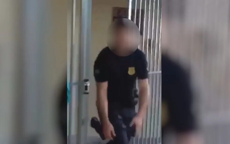 Preso filma vigilante atirando contra ele em porta de presídio
