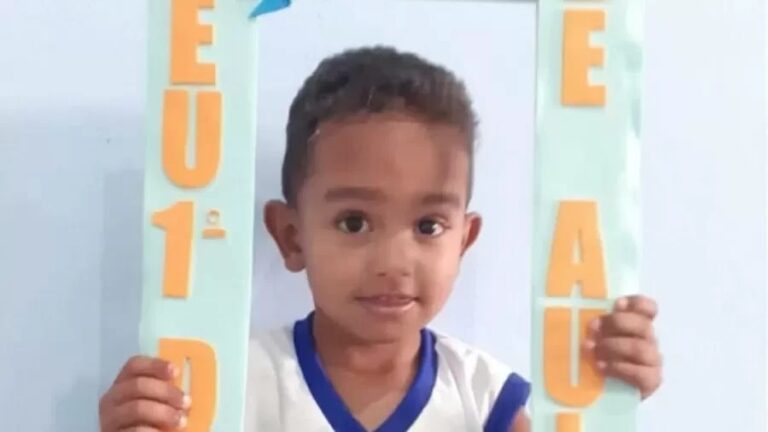 Criança morre eletrocutada enquanto segurava celular conectado à tomada