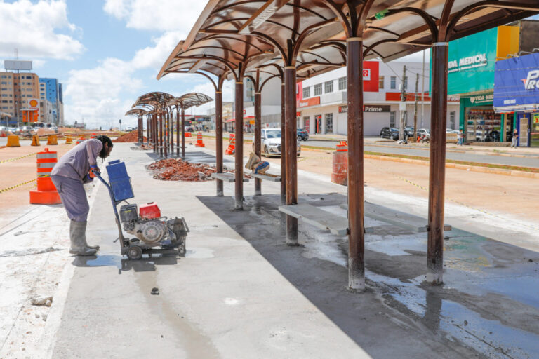 Paradas de ônibus do Túnel de Taguatinga ganham calçada