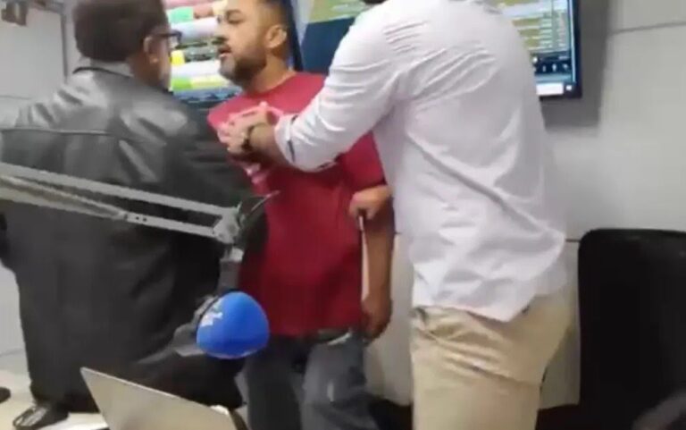 Vídeo: homem invade estúdio de rádio em Goiás e agride jornalistas