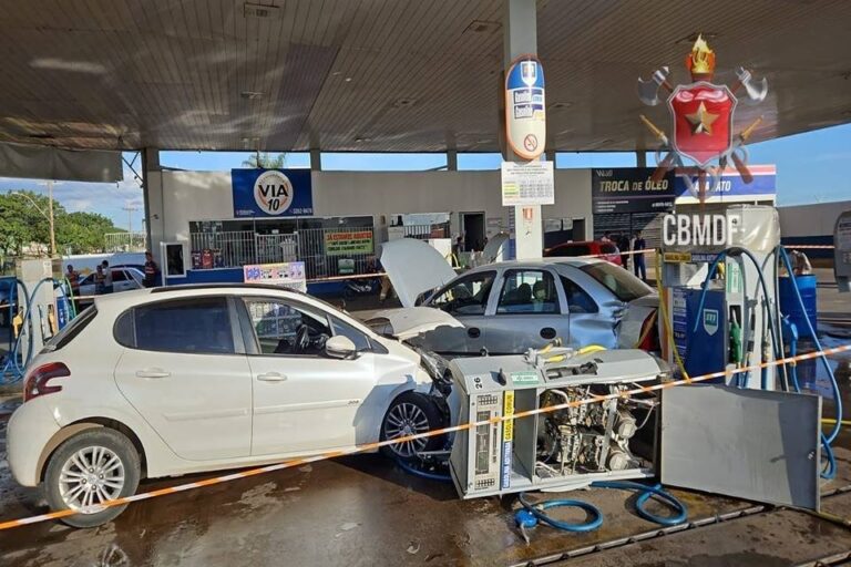 Carro invade posto, bate em veículo e danifica bomba de combustível; veja