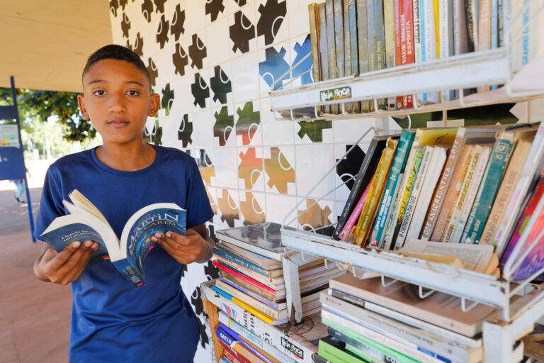 Garoto de 11 anos monta minibiblioteca pública no Parque da Cidade