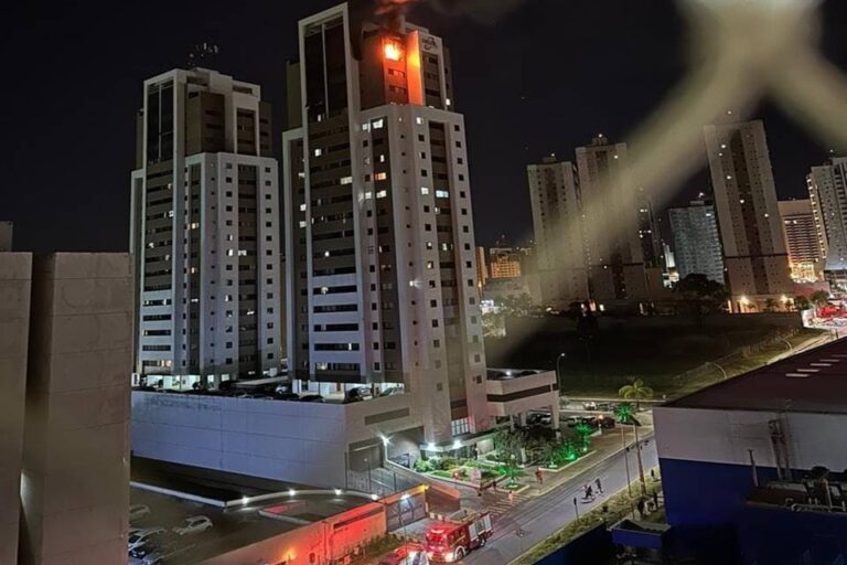 Vídeo: fogo atinge quitinete no 21º andar de prédio em Águas Claras