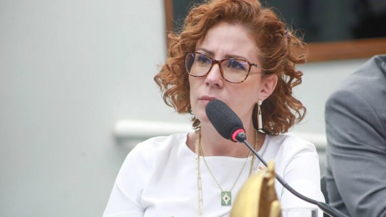 Deputada Carla Zambelli recebe alta após cinco dias internada em hospital do DF