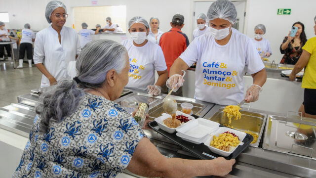 Trabalhadoras servem refeições em restaurante comunitário do Distrito Federal