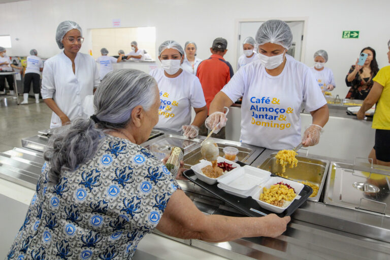 Trabalhadoras servem refeições em restaurante comunitário do Distrito Federal