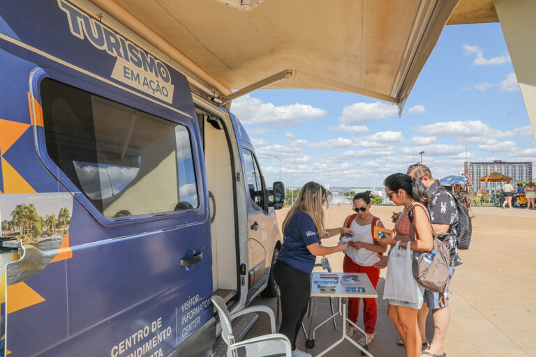 GDF oferece atendimento turístico aos visitantes durante feriadão