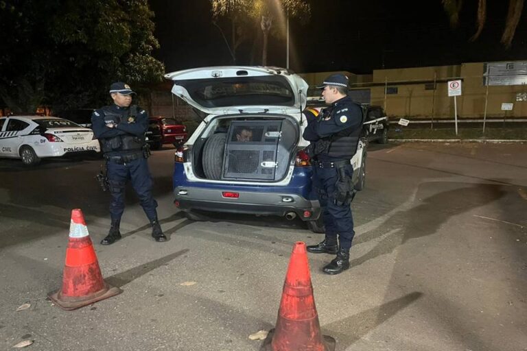 Homem sobe em telhado, assusta moradores e atira telhas em PMs. Vídeo