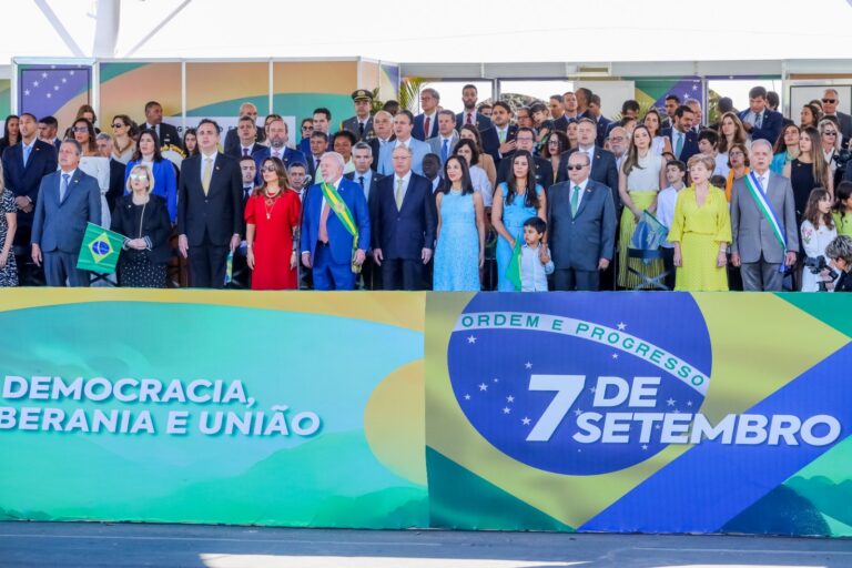 Ibaneis acompanha o desfile de 7 de Setembro na Esplanada