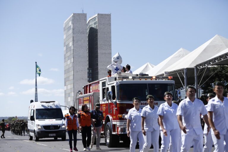 Mascote Zé Gotinha marca presença no desfile do 7 de Setembro
