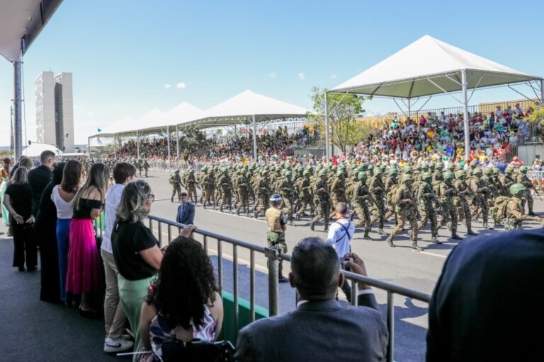 Mais de sete toneladas de lixo são recolhidas na Esplanada após desfile