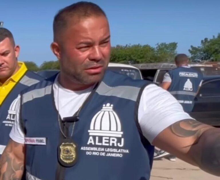 Deputado bolsonarista faz blitz no RJ com distintivo sem efeito legal