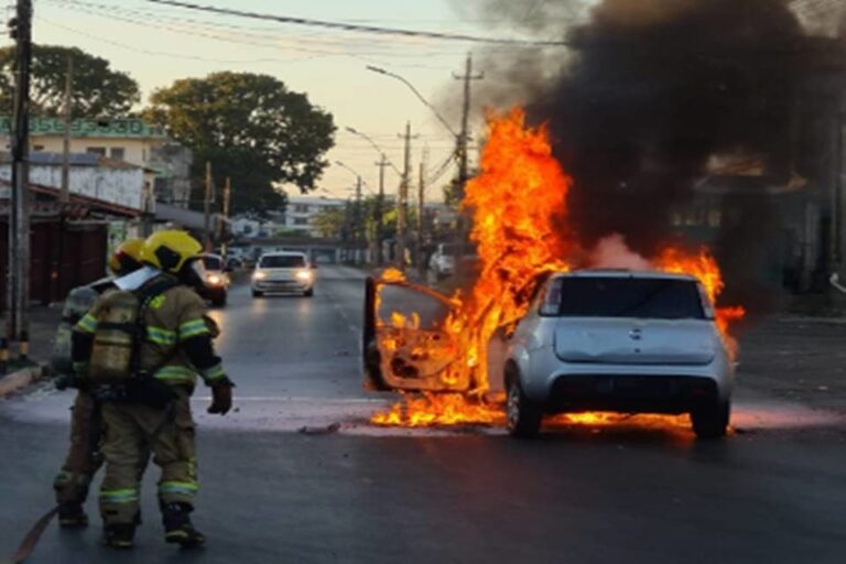 Carro pega fogo com motorista dentro no Guará