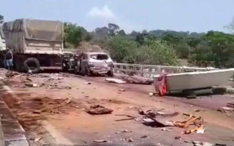 Veja cenário de destruição após acidente que matou 3 em BR de Goiás