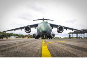 Aeronave militar da Força Aérea Brasileira estacionada em pista