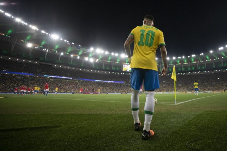Neymar sofre ruptura do ligamento do joelho e passará por operação