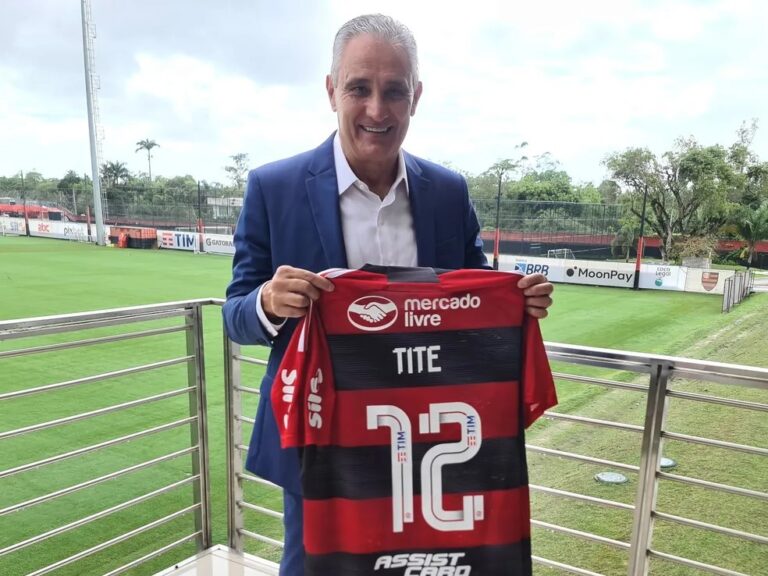 Tite chega ao Ninho do Urubu para trabalhar e exibe camisa do Flamengo