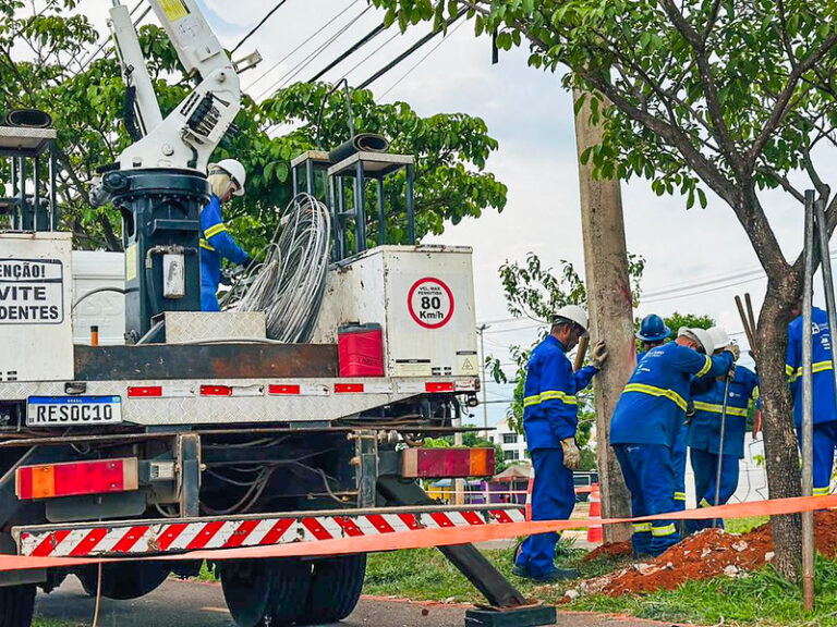 Jardins Mangueiral recebe 32 novos postes de energia