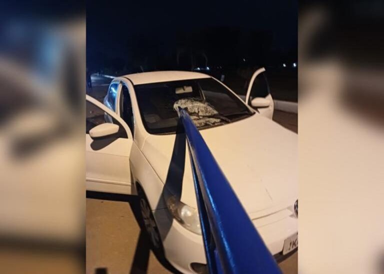 Barra de ferro atravessa carro em estacionamento e motorista sobrevive