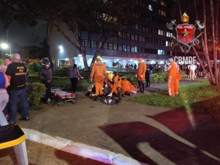 Carro invade calçada e atropela duas pessoas em quiosque no DF