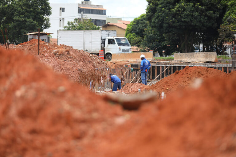 Última laje do Viaduto do Riacho Fundo começa a ser concretada