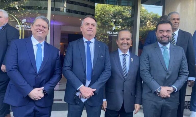 Bolsonaro é aplaudido por argentinos ao chegar na posse de Milei