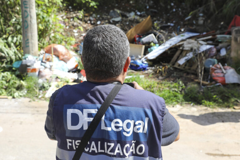 Luta contra a dengue mira descarte irregular de lixo em três regiões do DF