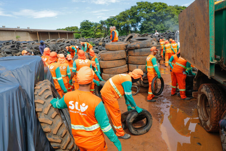 Força-tarefa contra a dengue recolhe milhares de pneus no Riacho Fundo II