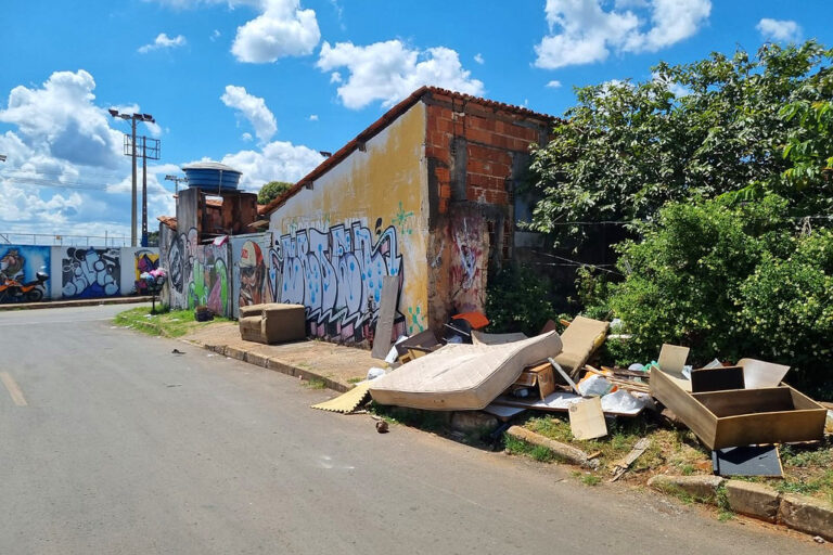 Luta contra a dengue terá multa para quem descarta lixo de forma irregular