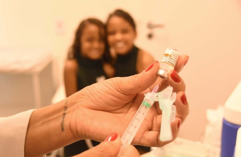 Vacinação terá 31 pontos em 16 RAs neste sábado (20)