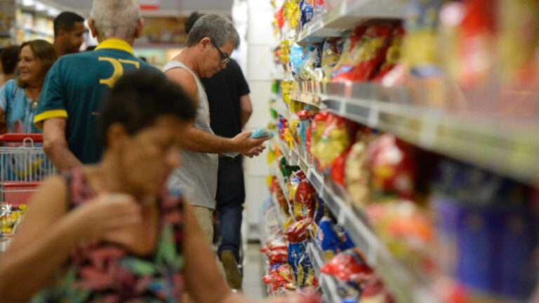 Inflação no Brasil termina 2023 em 4,62% e fica abaixo do teto da meta