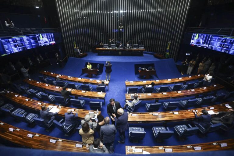 Fim da reeleição e mandato de 5 anos entram em debate no Senado