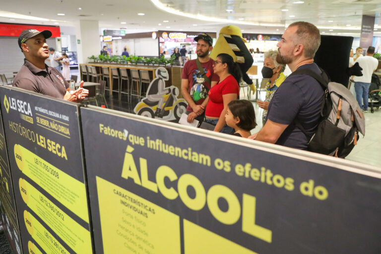 Ação educativa do Detran-DF simula o perigo de misturar álcool e direção