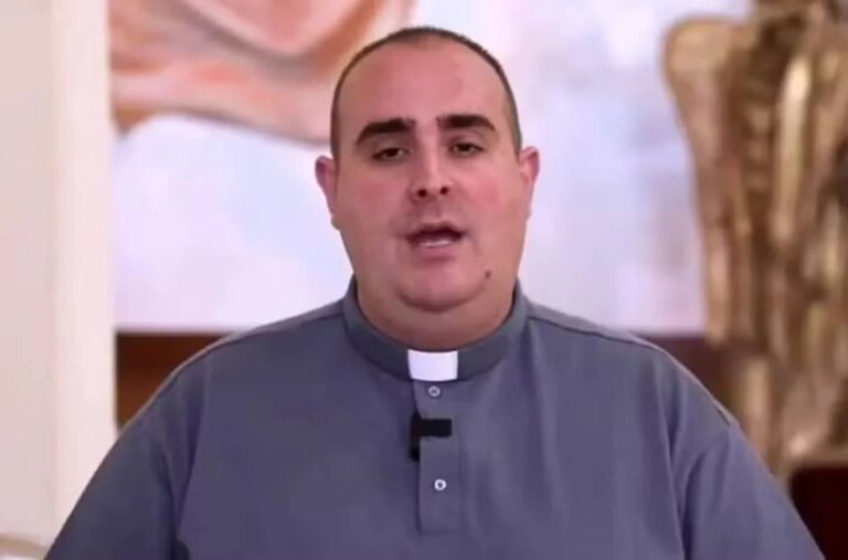 Padre recebe cálice com veneno em missa após fazer críticas à máfia