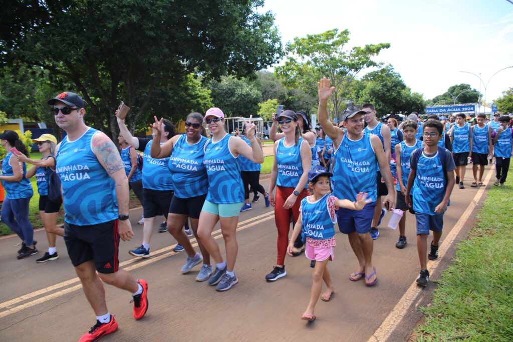 Participantes caminham em área arborizada durante evento no Distrito Federal