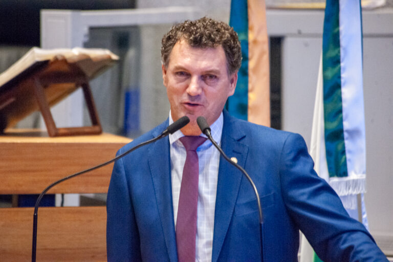 Deputado Iolando impulsiona avanços na acessibilidade para a comunidade surda do DF