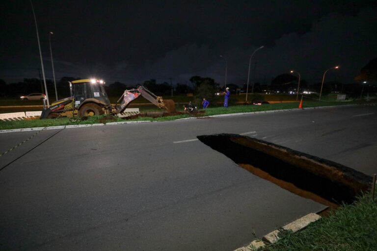 Equipes do GDF iniciam reparos emergenciais em trecho do Setor Policial Sul