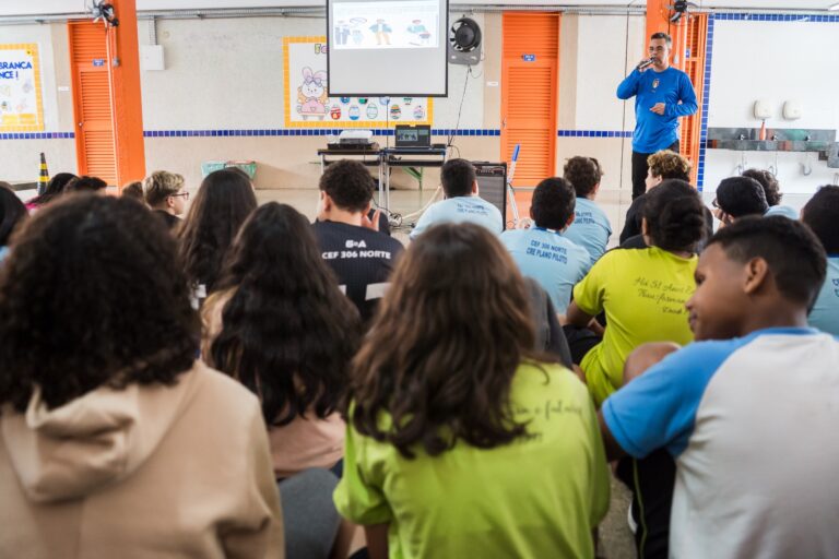 Alunos da rede pública assistem à palestra sobre os riscos do uso de cigarros eletrônicos