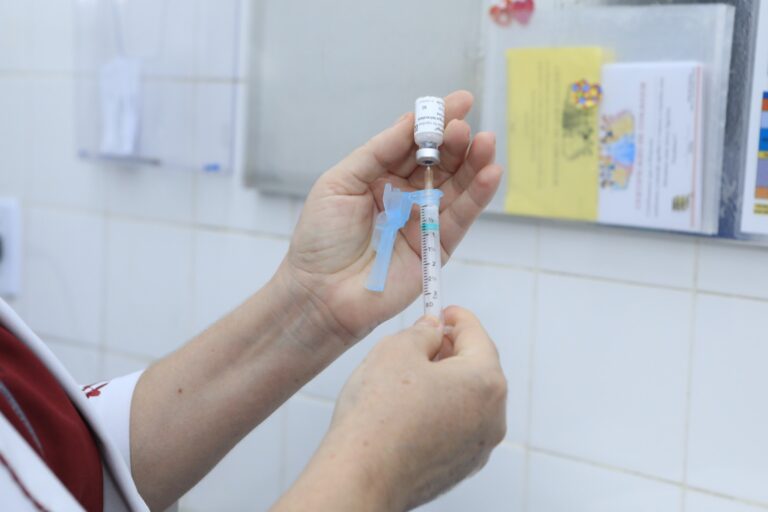 Saúde inicia aplicação de 2ª dose da vacina contra a dengue no DF